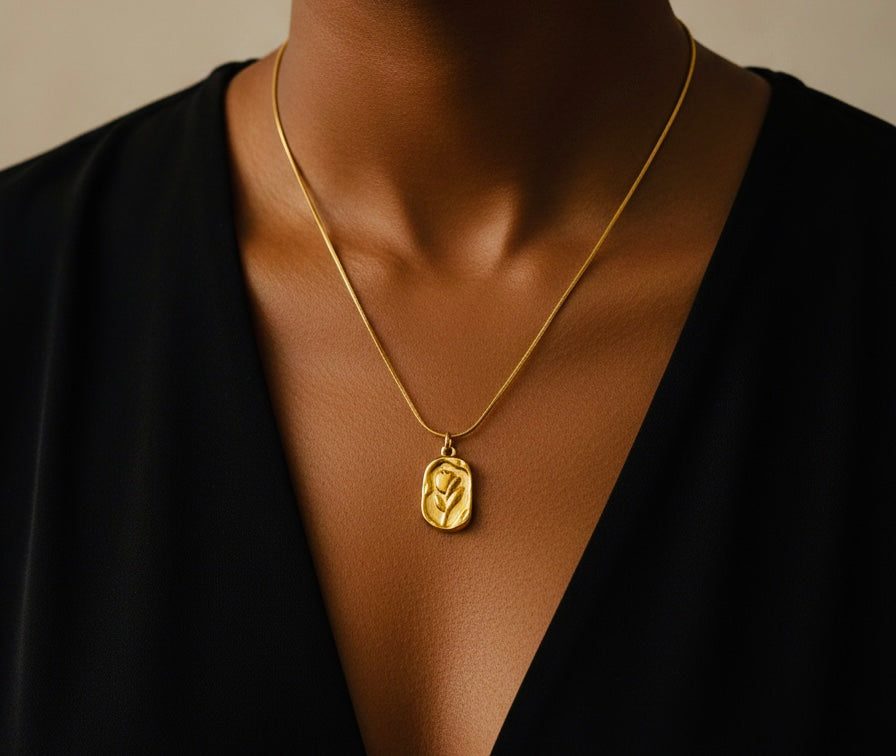 Classic rose necklace