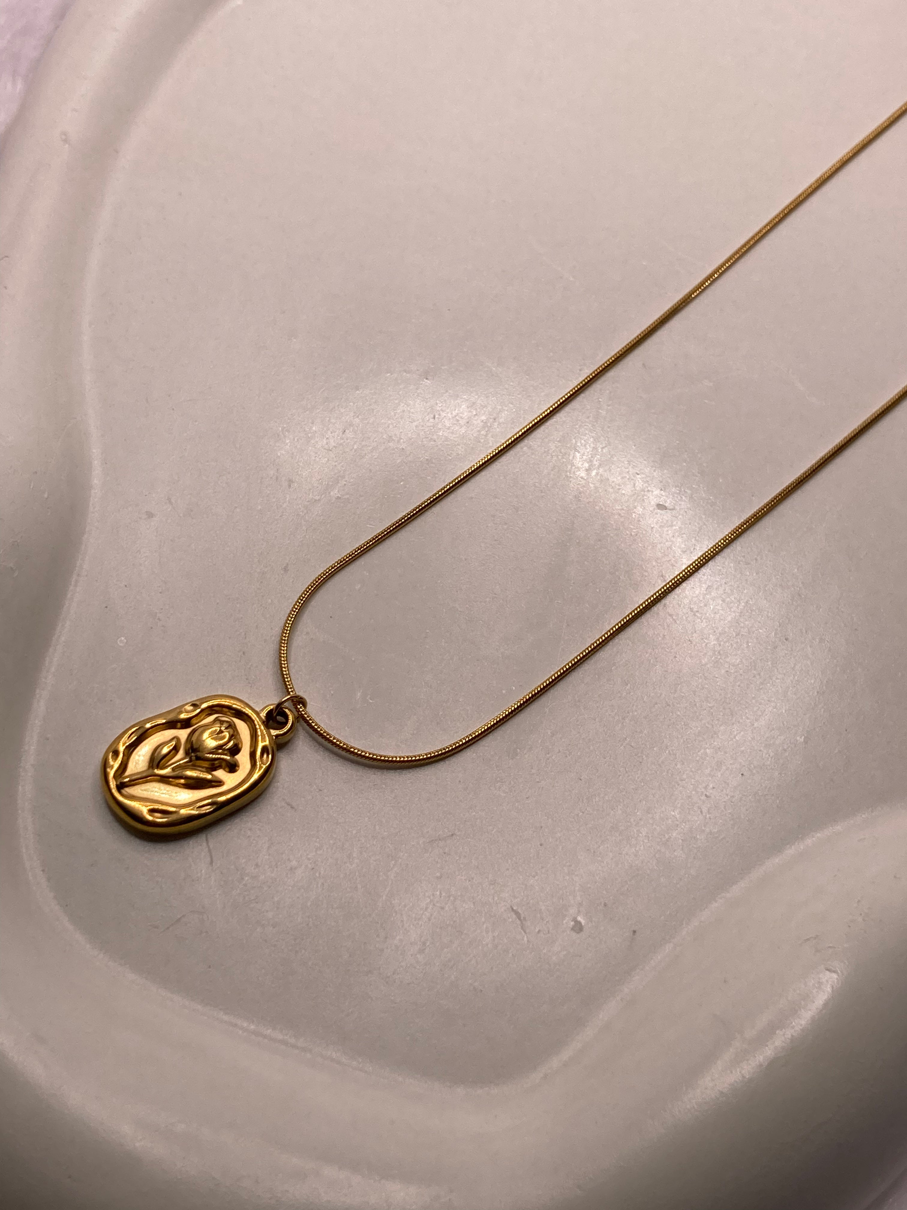 Classic rose necklace