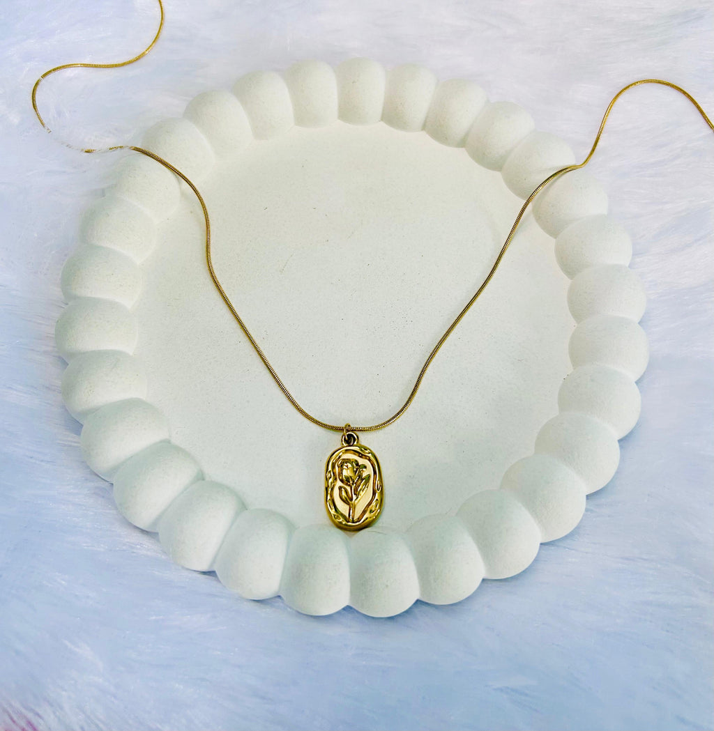 Classic rose necklace